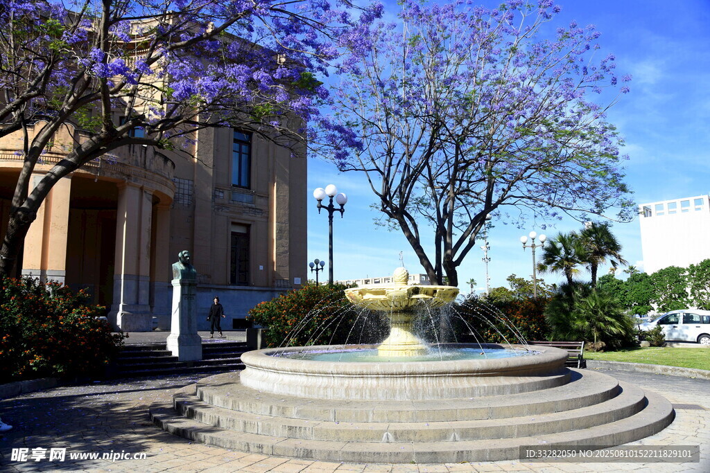 欧式建筑旁的喷泉景观
