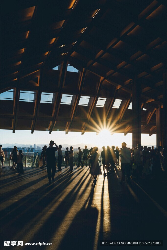 夕阳下廊桥的人群剪影