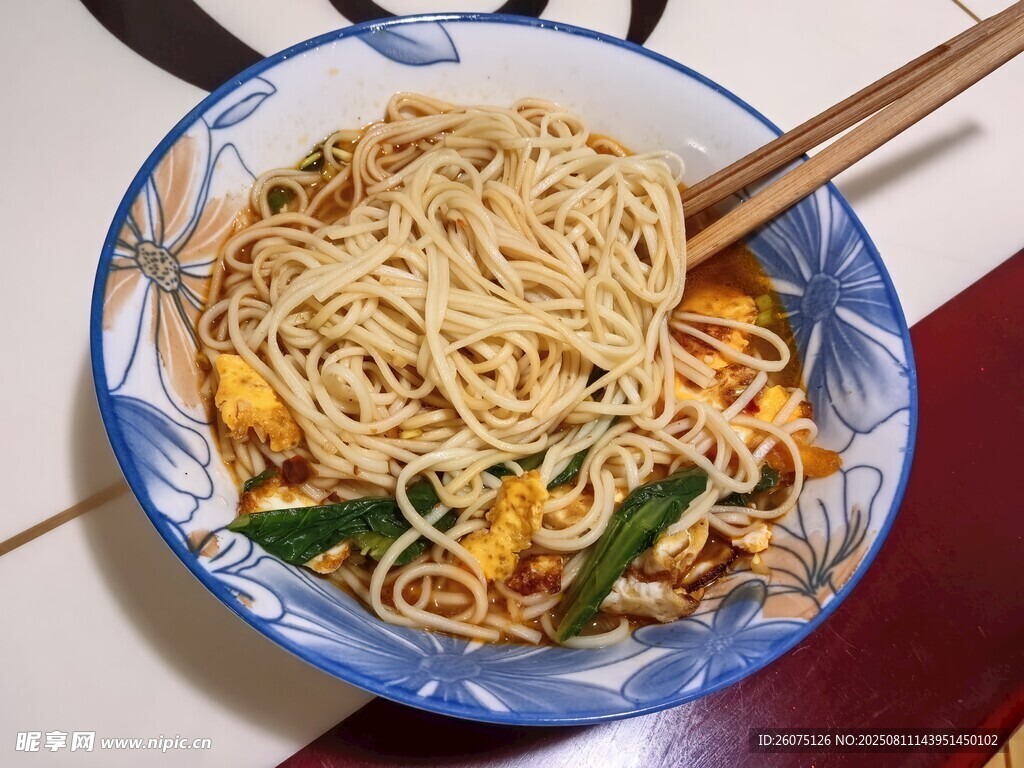 美味面条配蔬菜和鸡蛋