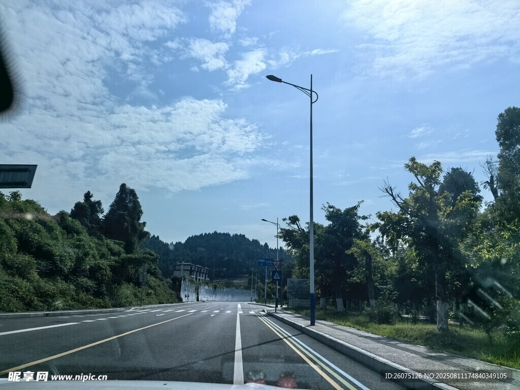 行车途公路风景蓝天白云绿树相伴