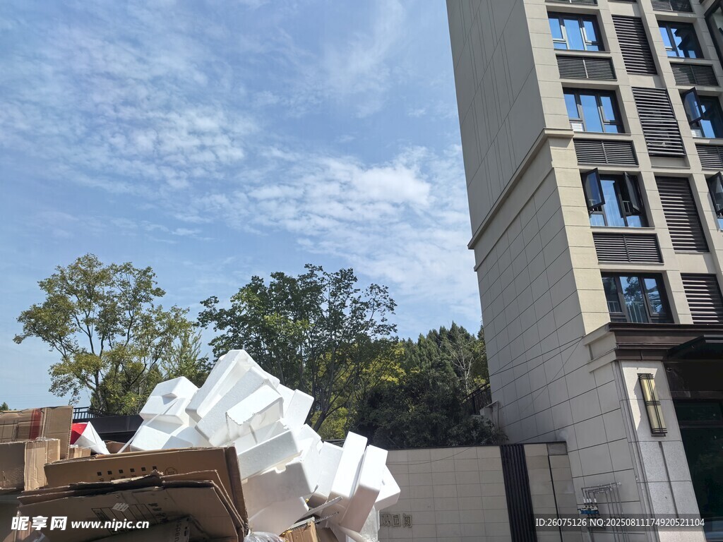 高楼旁的白色堆积物