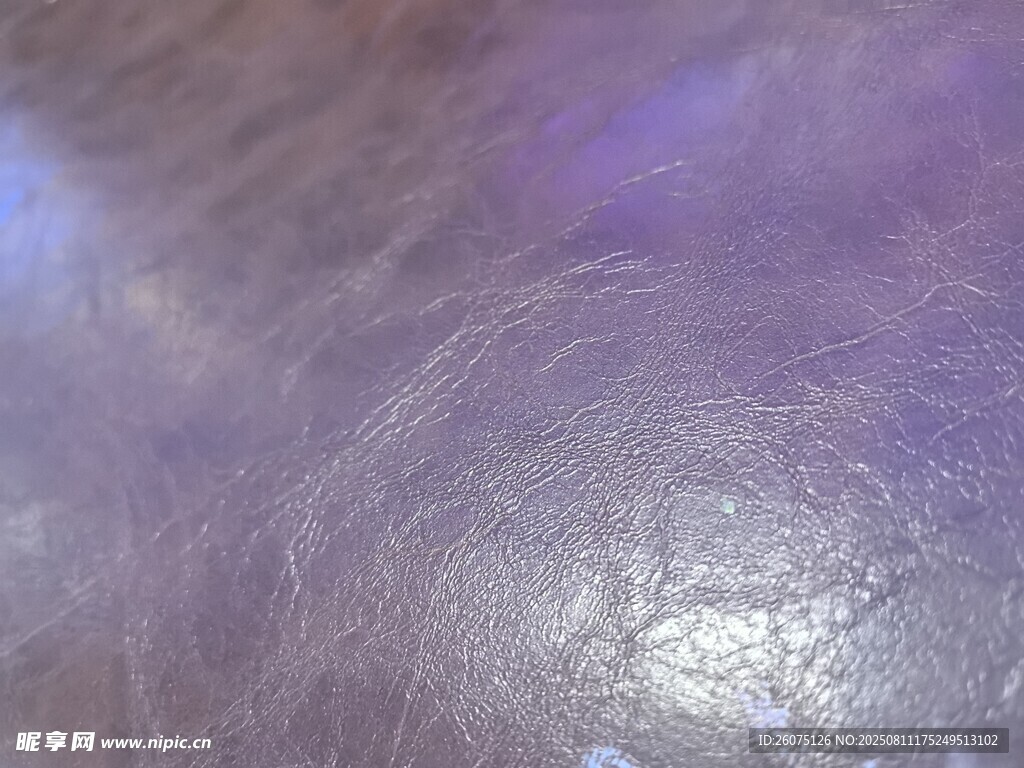 梦幻紫色灯光下的皮革纹理背景