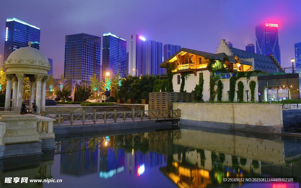 城市夜景中的河畔璀璨风光