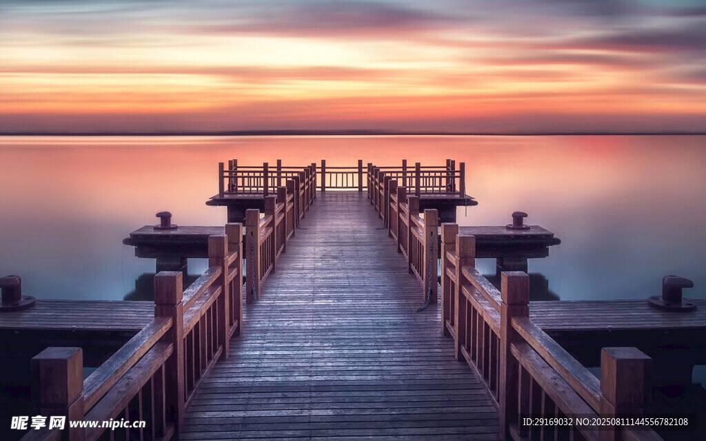 夕阳下的湖畔木质栈桥