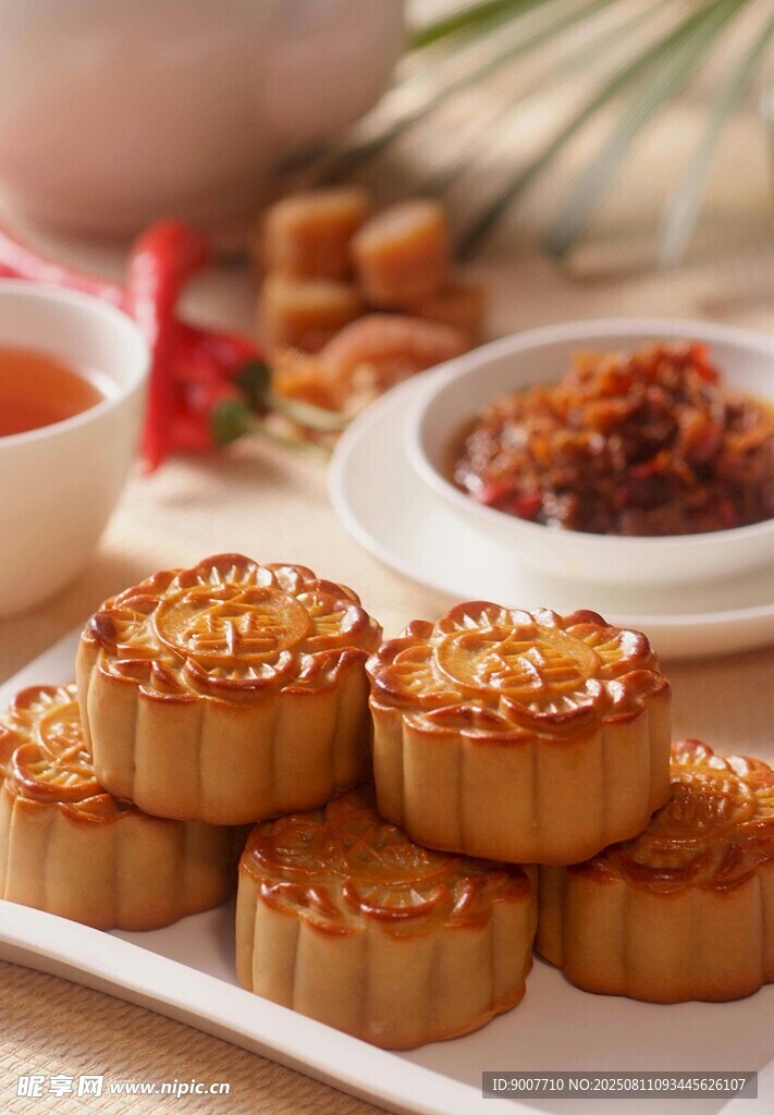 中秋美味传统月饼精致摆盘