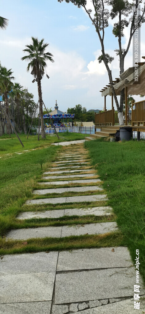 海滨石板路绿植与海景相伴