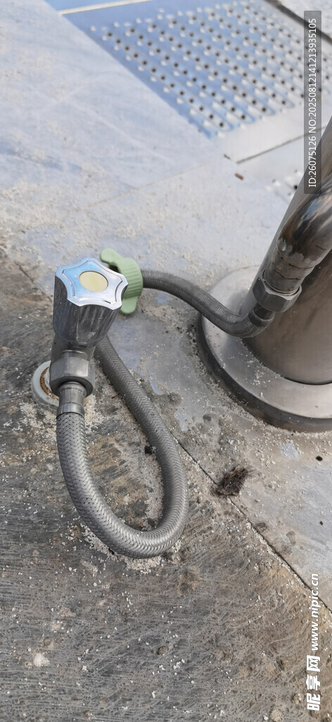 户外水龙头及连接水管