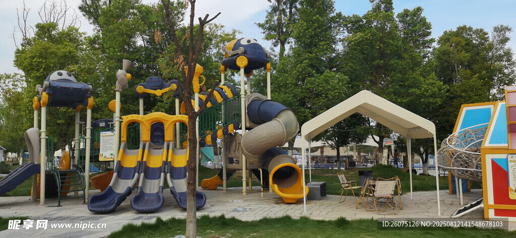 户外多彩儿童游乐设施场景