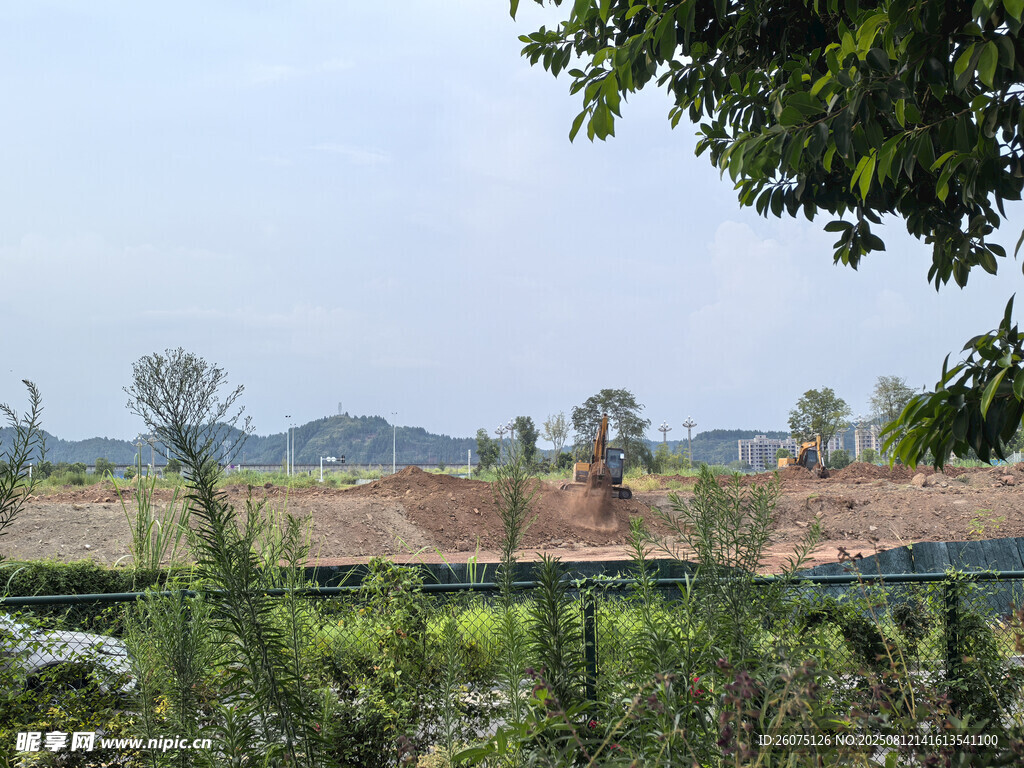乡村施工场地旁边的田野风光景色