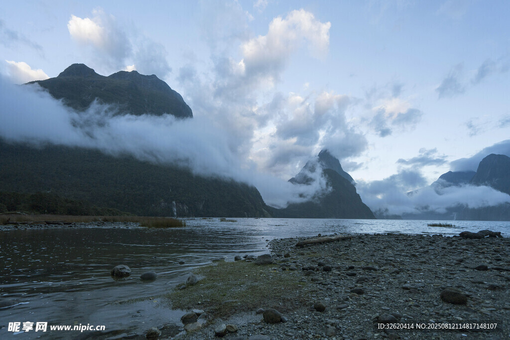 山间湖畔壮丽自然景观