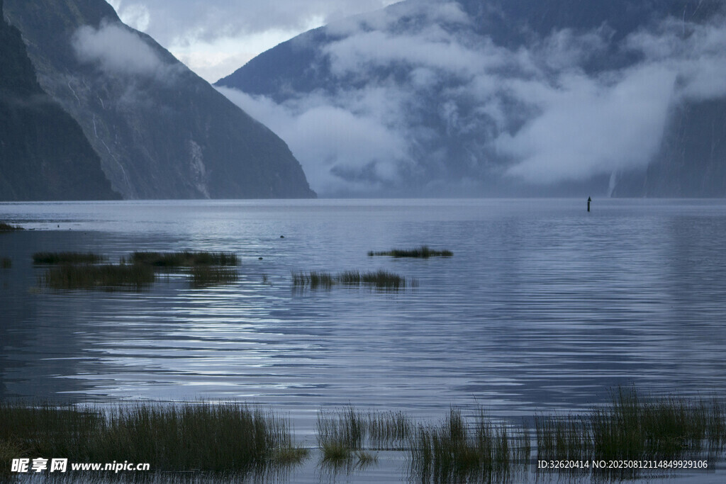 宁静山水间的湖景风光