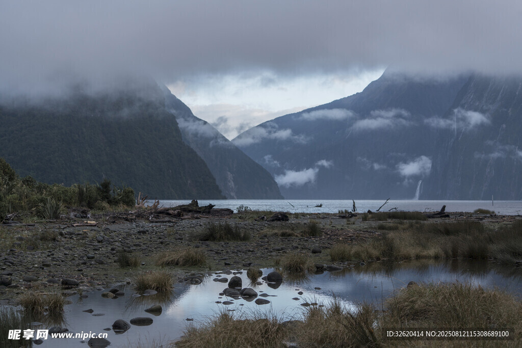 山间湖景 云雾缭绕之美