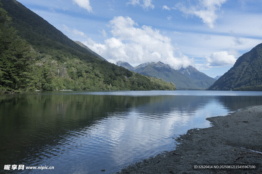宁静湖畔的青山蓝天美景