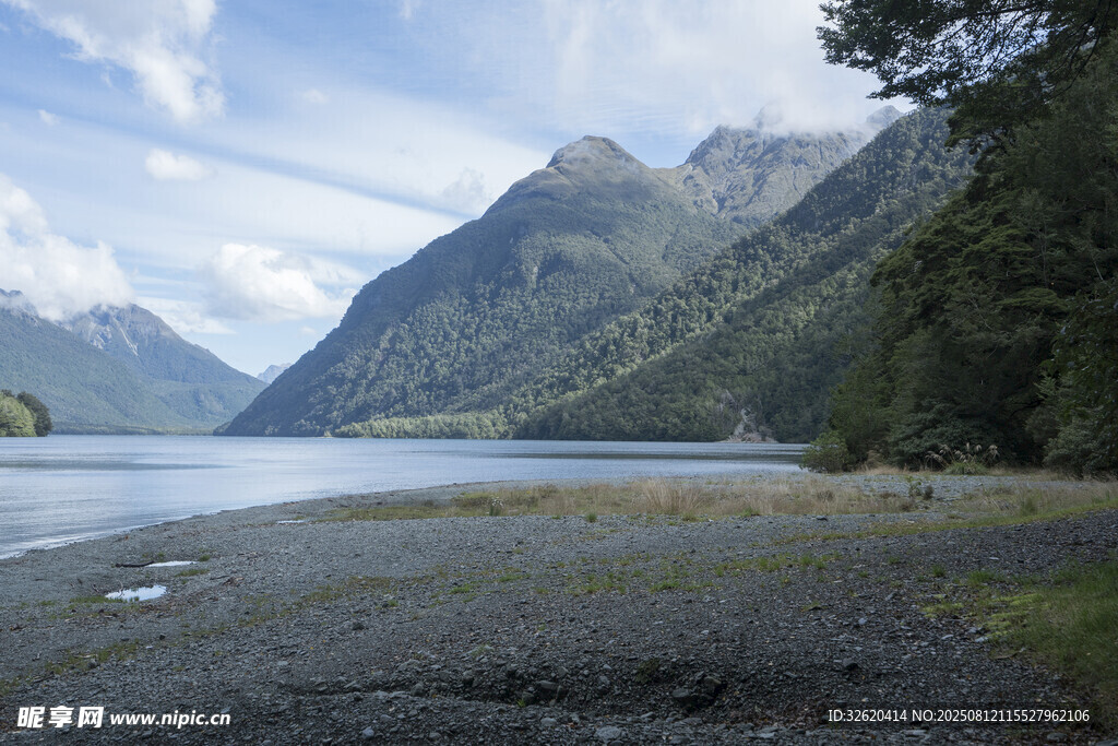 壮丽山水湖景风光图