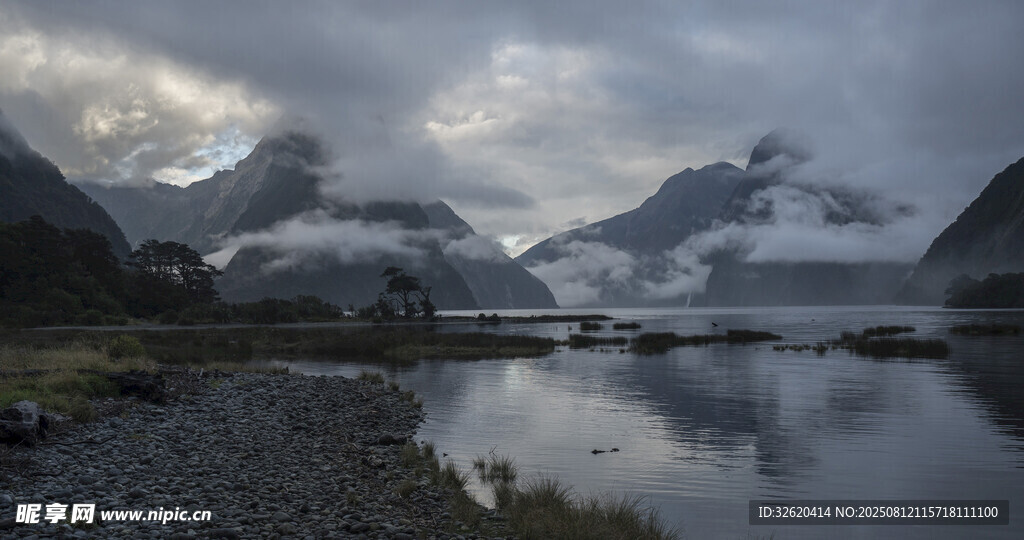 山间湖泊云雾缭绕美景