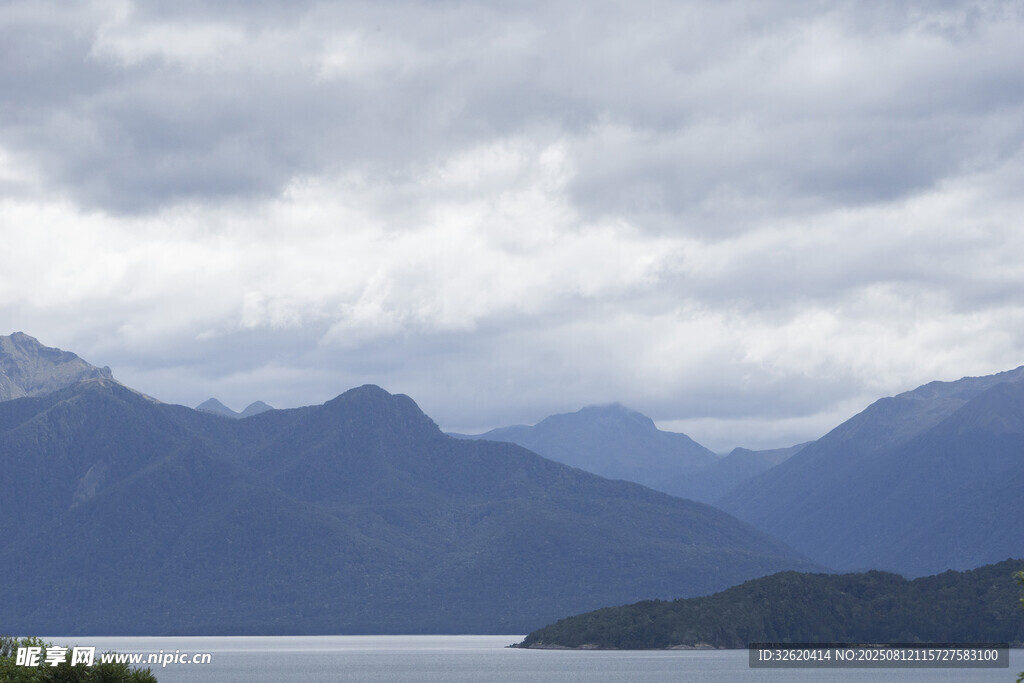 湖畔山峦云雾缭绕美景