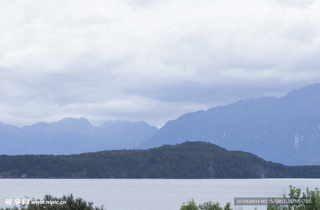 宁静湖景与远处山峦