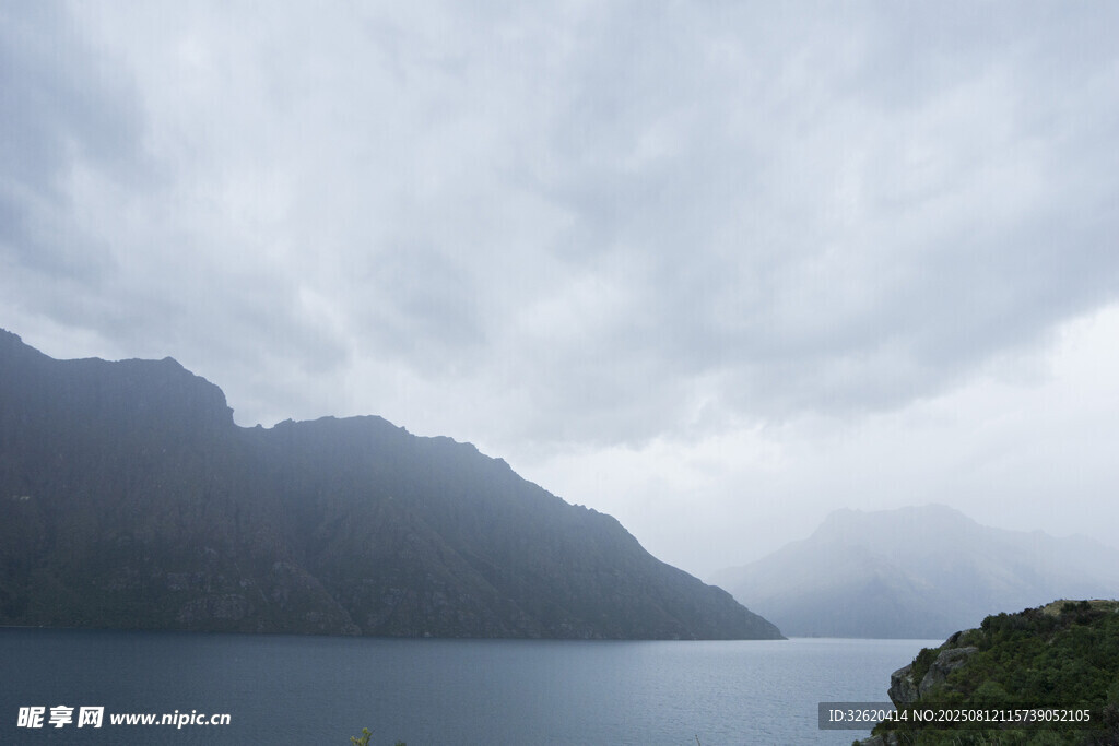 云雾缭绕的山水景致