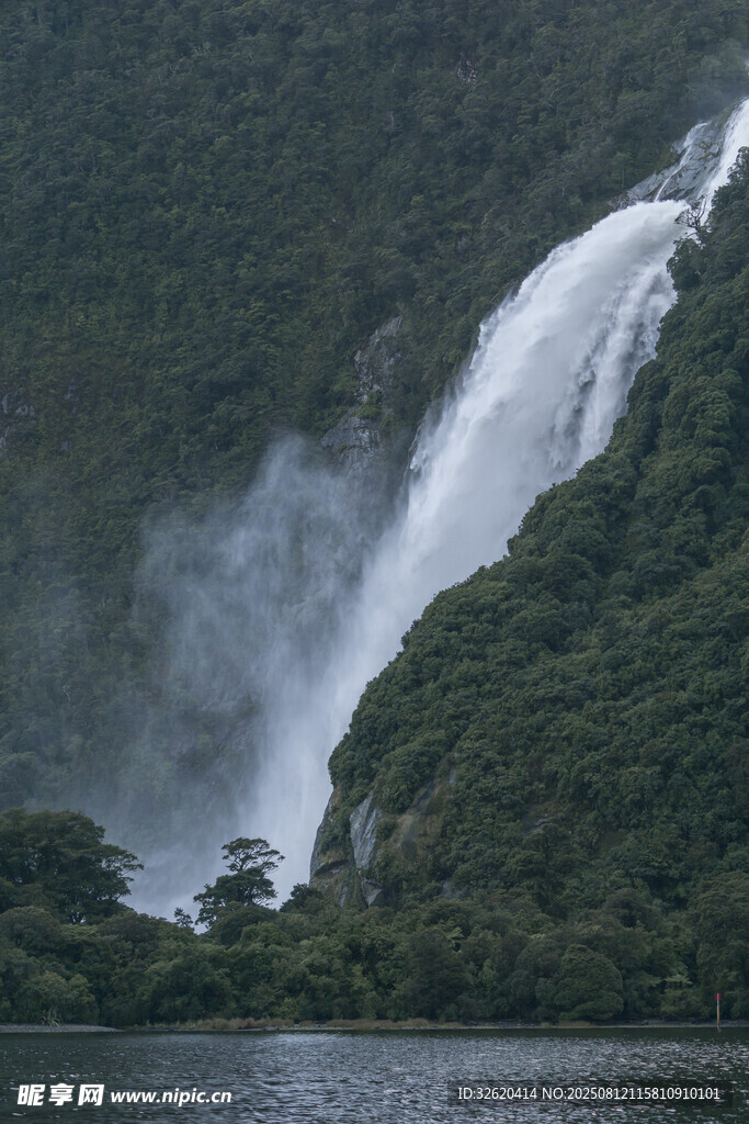 壮观瀑布下的山水景致