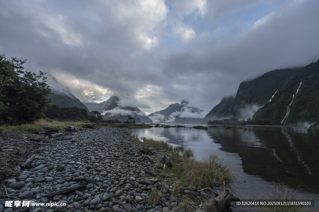 湖畔山间美景