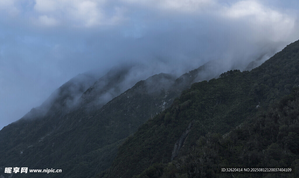 云雾缭绕的青山美景