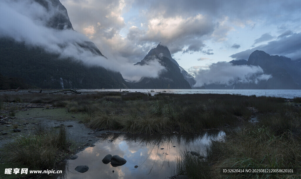 山间湖泊美景