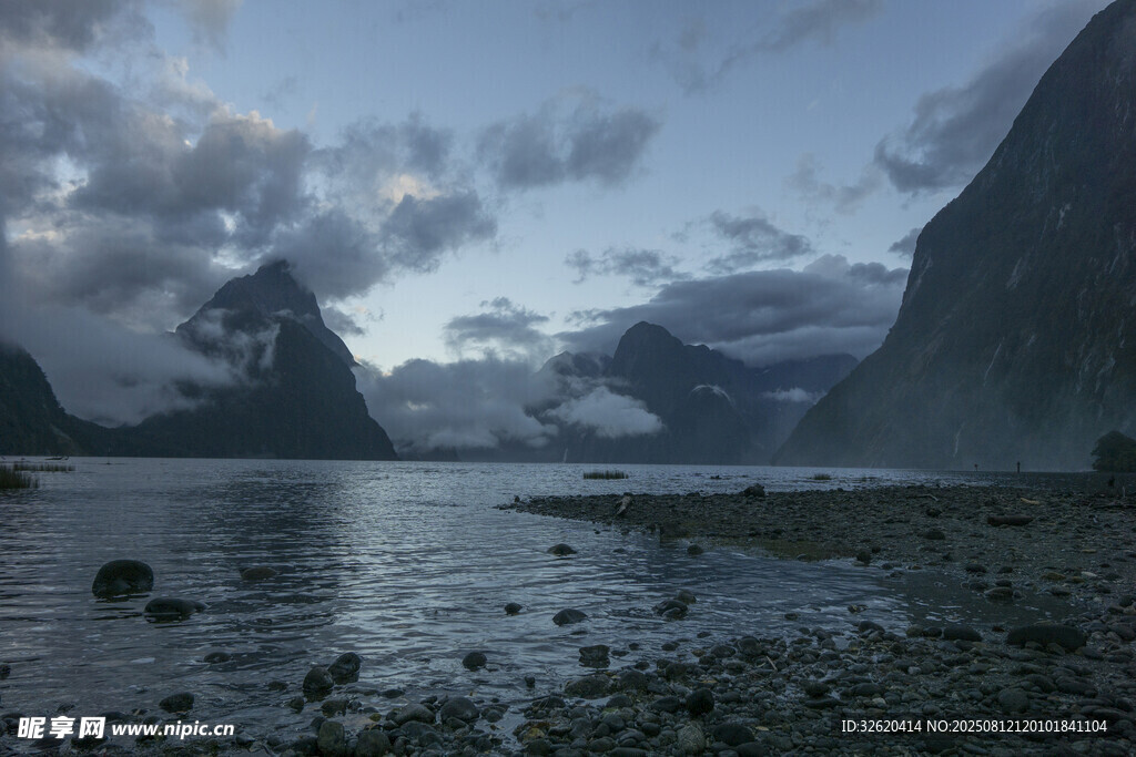 峡湾山水暮色美景