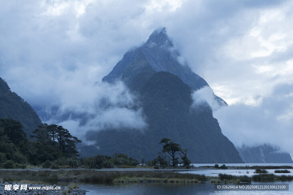 云雾缭绕的壮美高山景观
