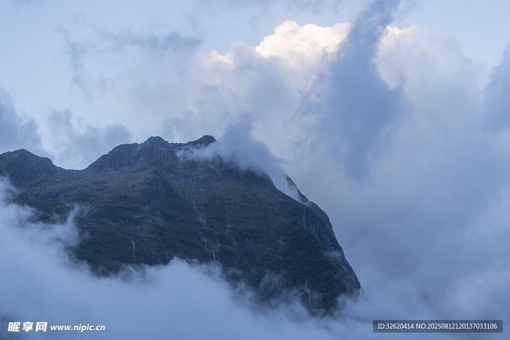 云雾缭绕的巍峨山峰