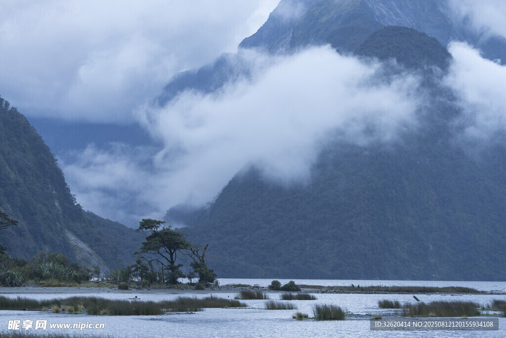 云雾缭绕的壮美山川景色