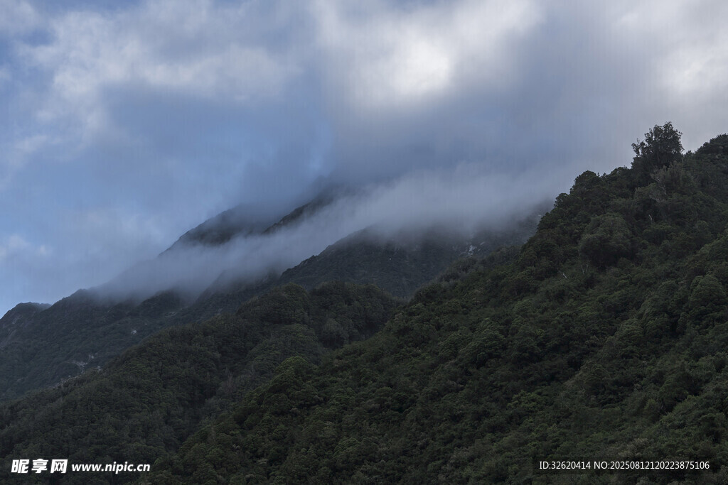 云雾缭绕的青山美景