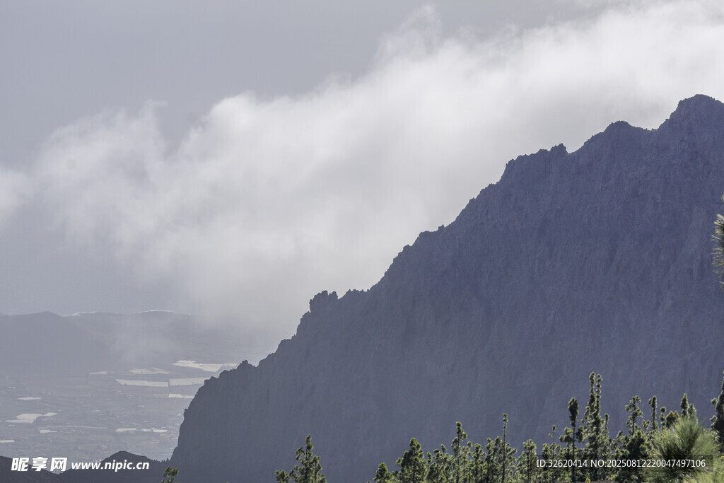 云雾缭绕的巍峨山峰