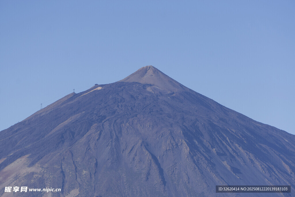 巍峨壮丽的火山山峰
