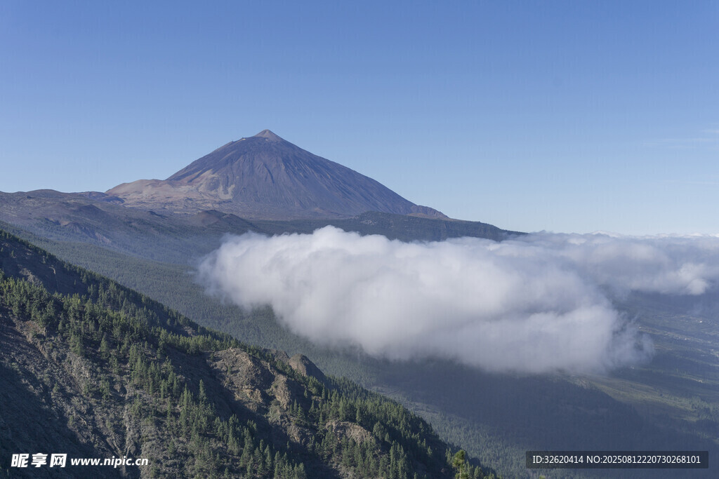 云雾缭绕中的巍峨山峰
