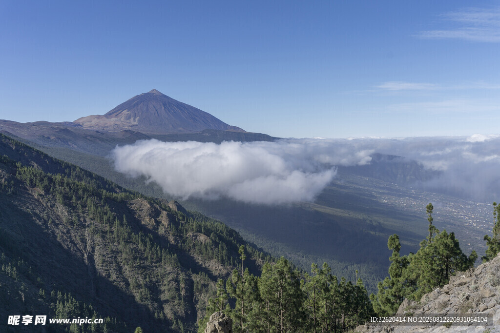 云雾缭绕的壮美山峦景色