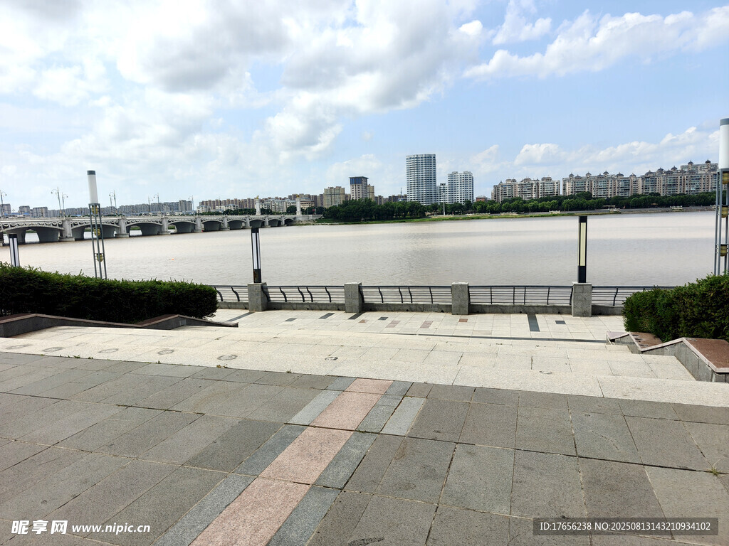 江边开阔广场风景
