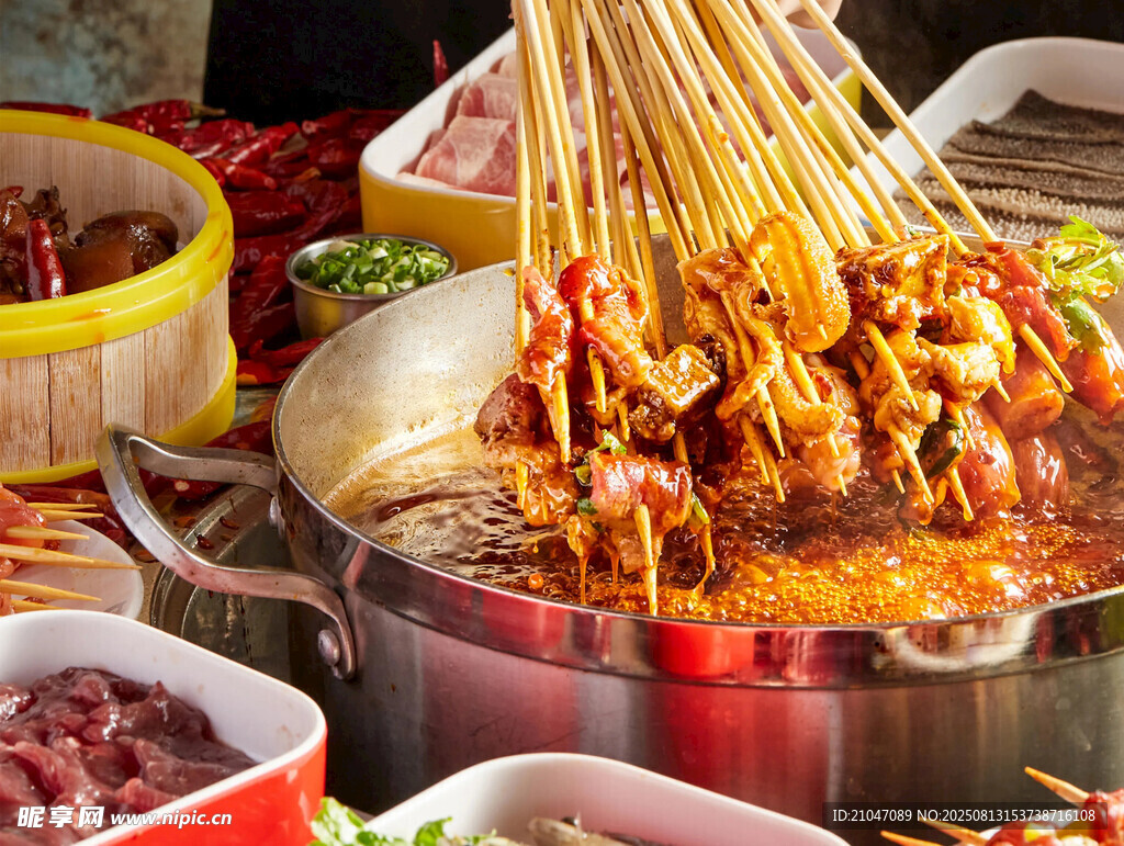 热闹火锅局食材丰富诱人