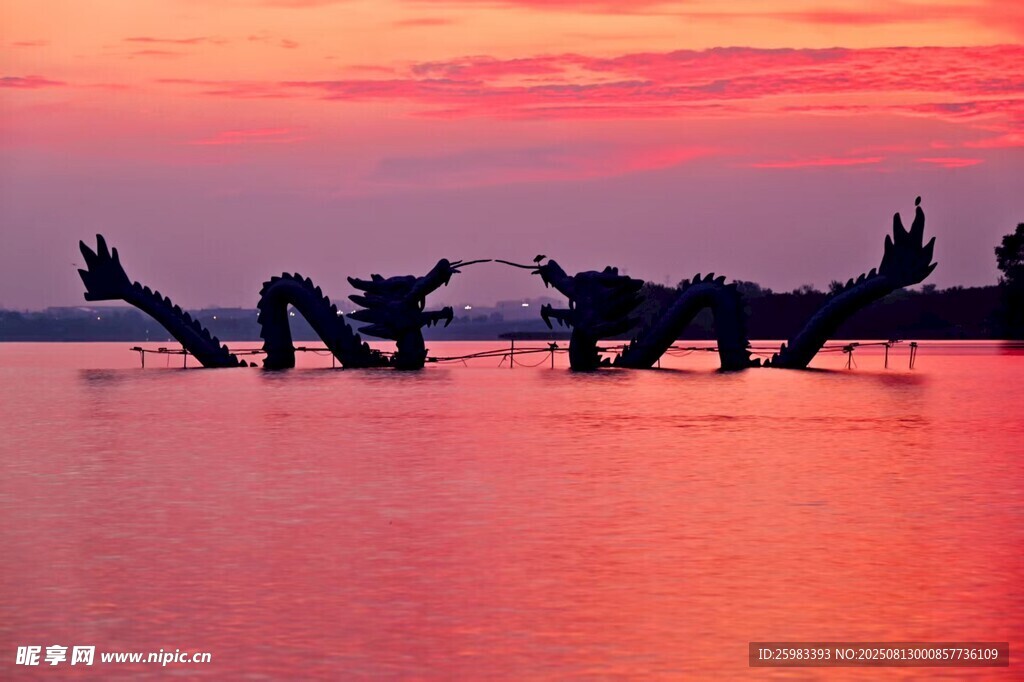 水上巨龙雕塑