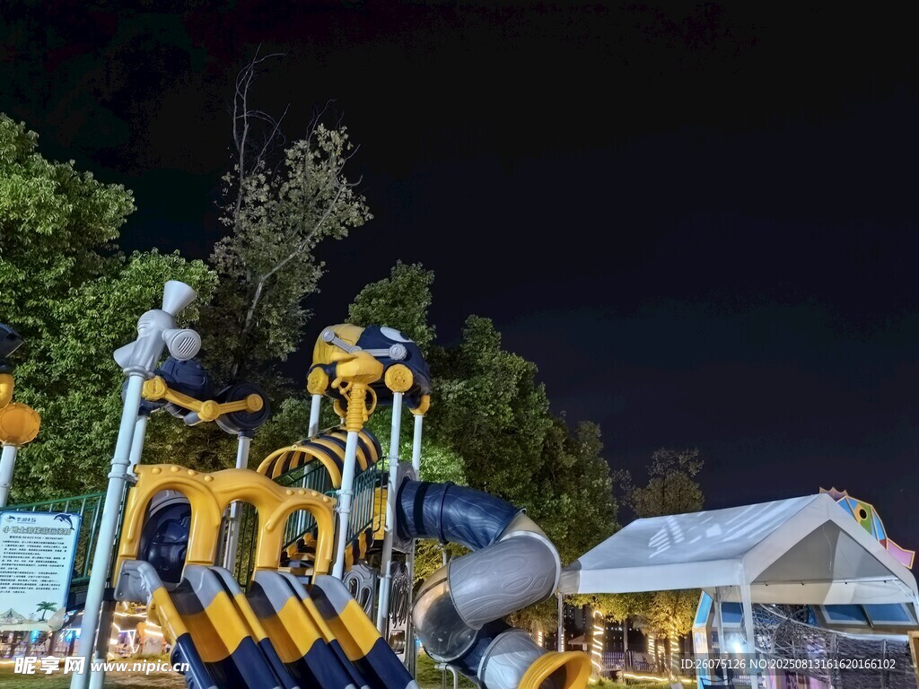 夜晚中的游乐设施