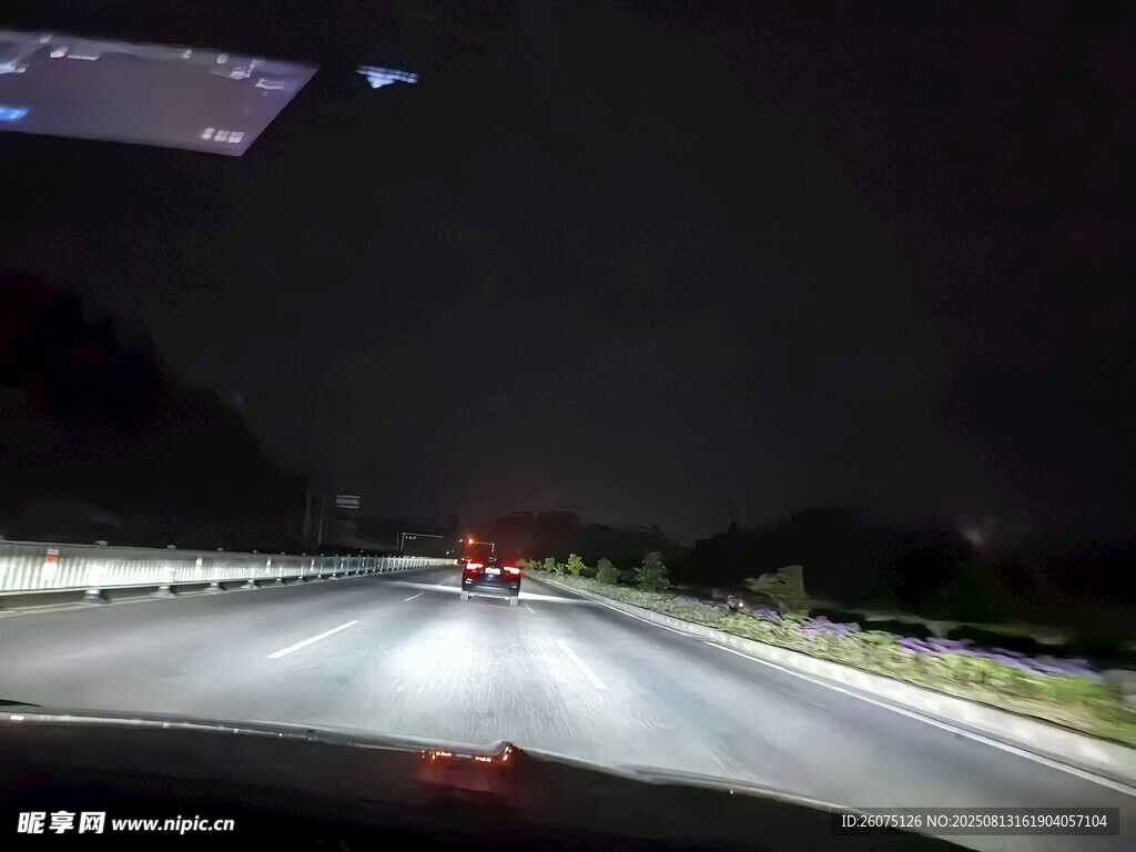 夜间公路行车景象