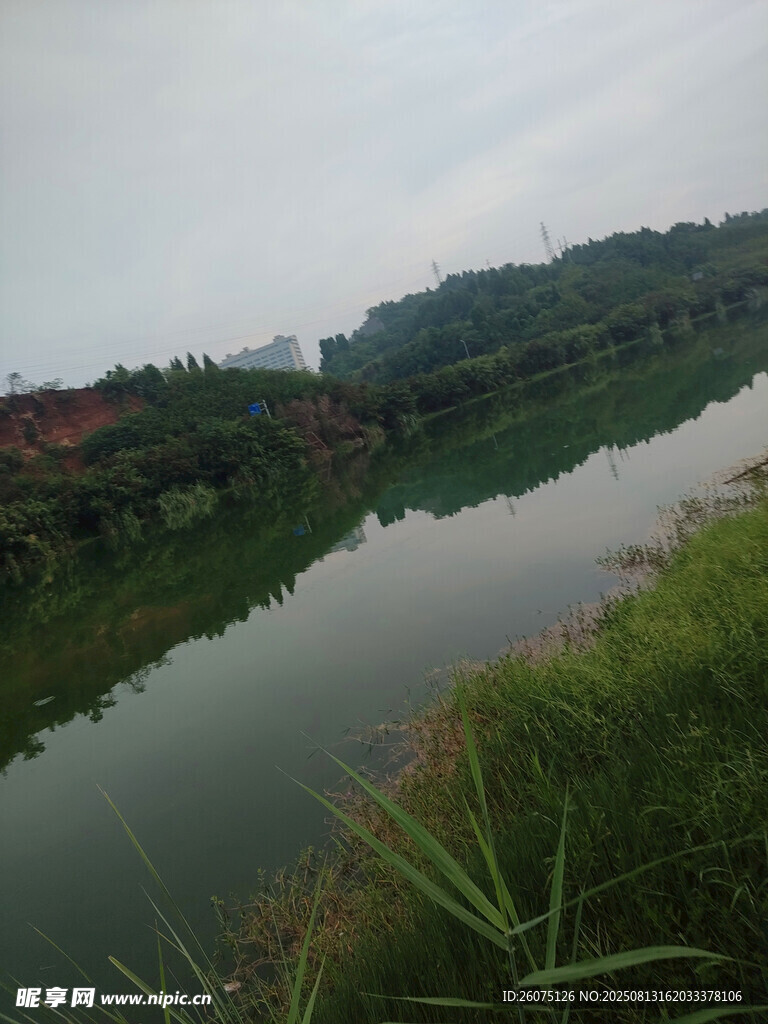 宁静河畔风光