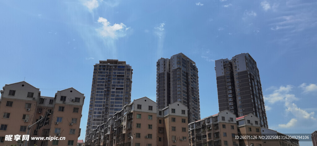 城市高楼与蓝天白云