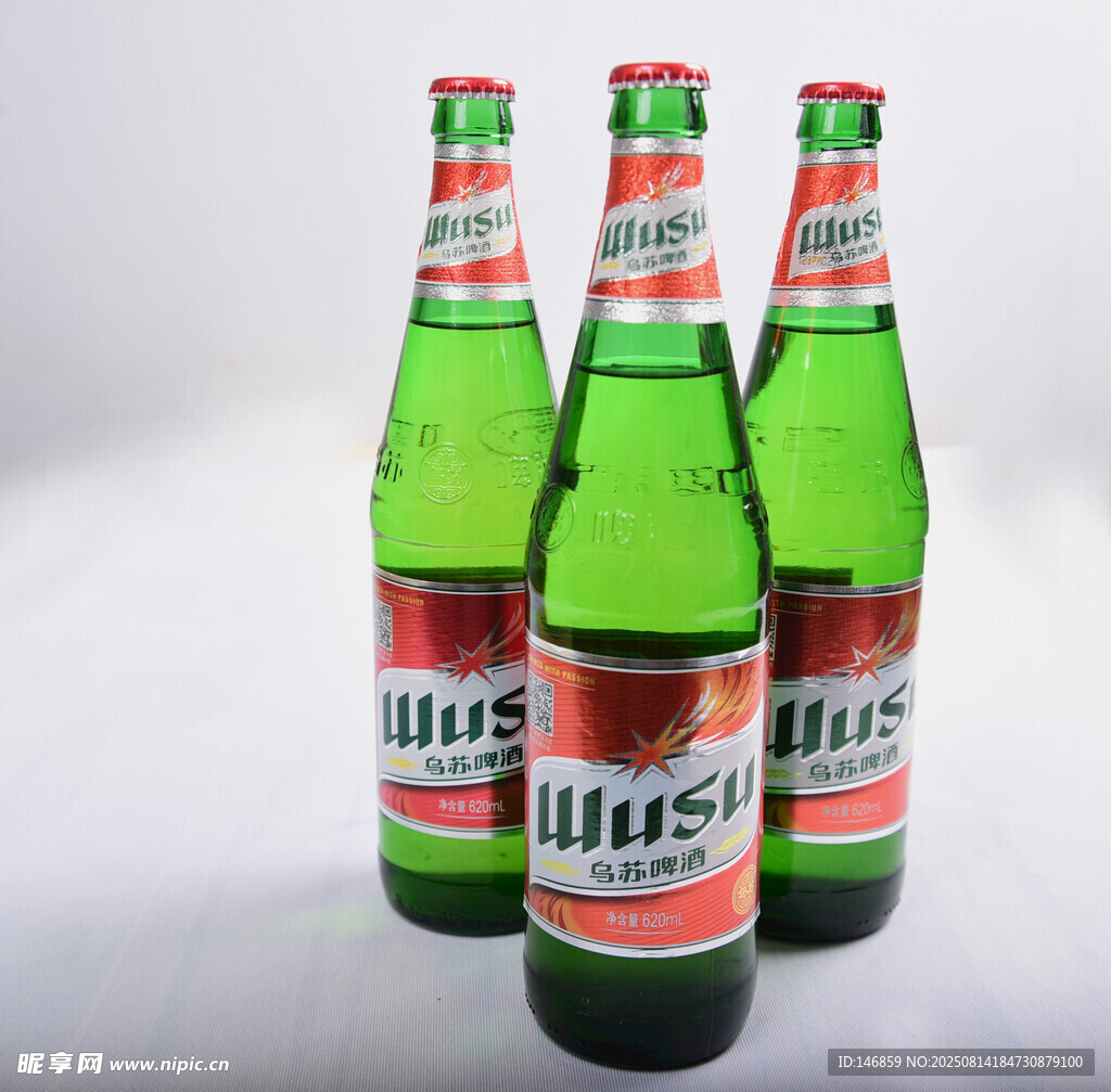 四瓶绿瓶乌苏啤酒展示