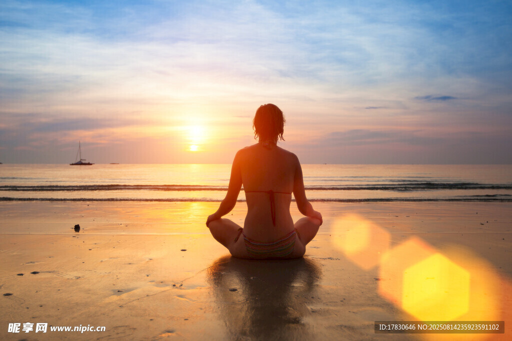 海边日落时的冥想者