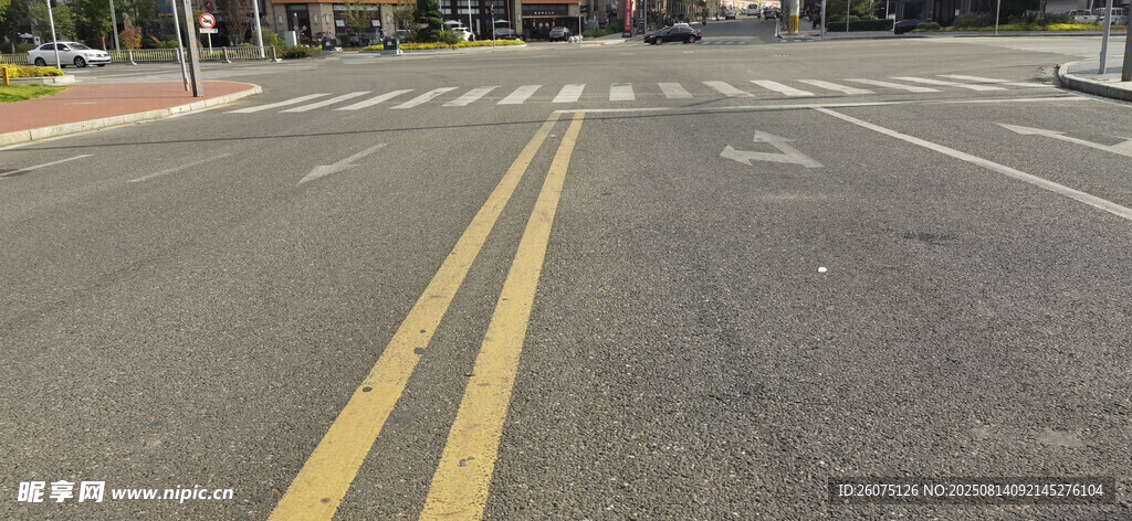 空旷的双黄线公路