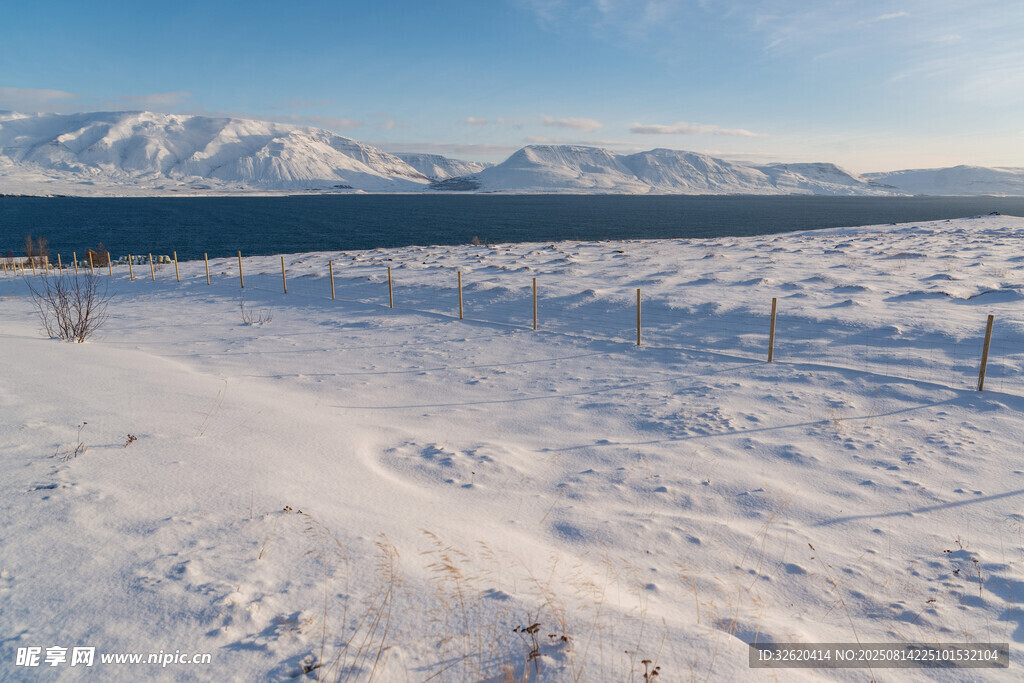 雪覆旷野与远山美景