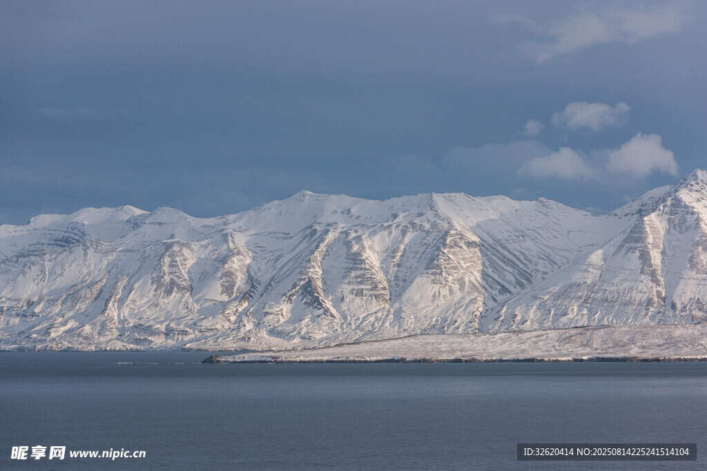 雪山映海壮丽风光