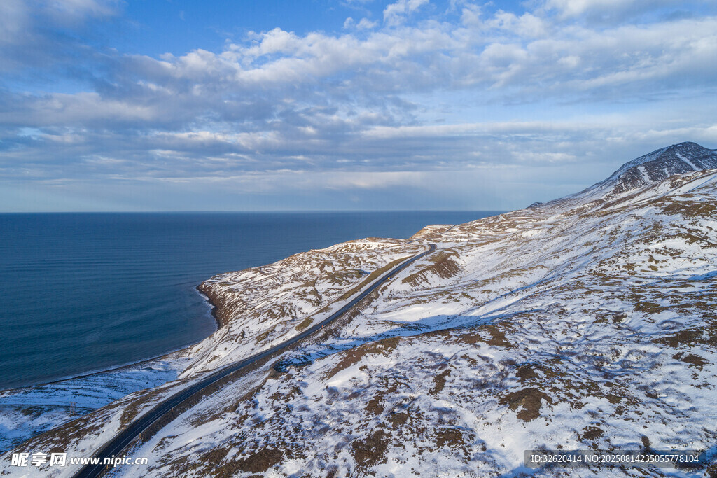 雪覆海岸美景