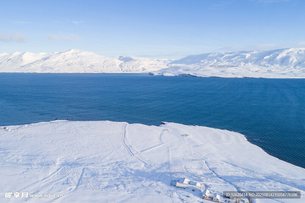 冰雪覆盖的蓝色湖泊美景