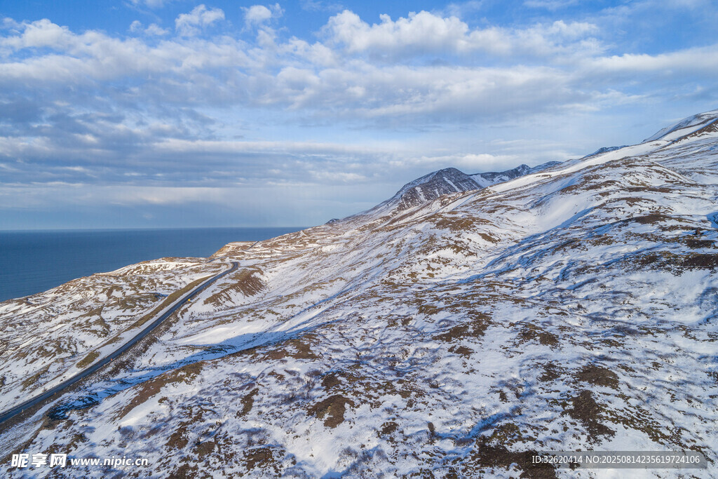 雪覆山峦与海的壮美景观